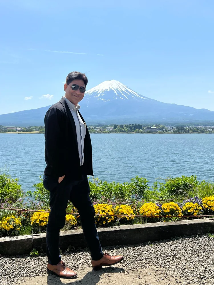 富士山を背景に日本を訪問するラメシュ・シャルマ